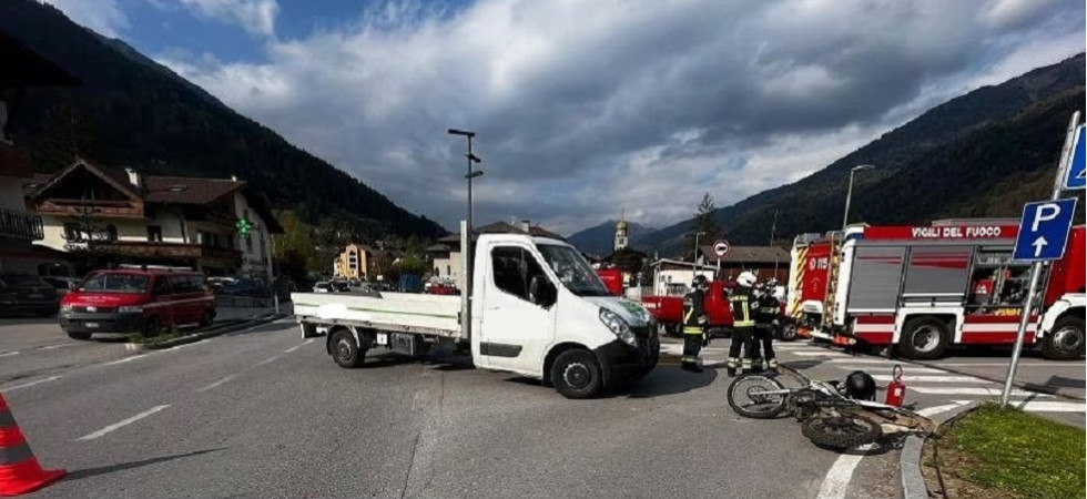 Violento scontro moto-furgone, un 18enne è stato trasferito in elicottero all'ospedale